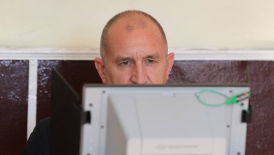 Държавният глава предпочете да гласува на машина (СНИМКИ)