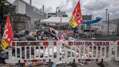 Париж тъне в боклук заради протестите срещу пенсионната реформа
