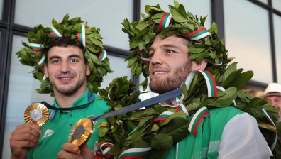 Златните олимпийци Семен Новиков и Магомед Рамазанов се прибраха у дома (СНИМКИ)