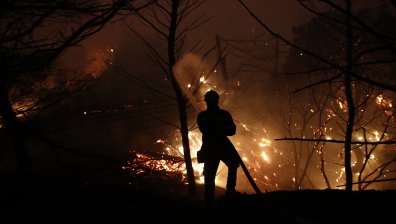 Пожарът в Северна Македония приближава границата ни, разполагат тежка техника