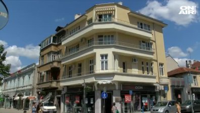 Фасада на стара сграда в Бургас рухна в краката на минувачи