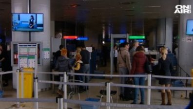 13 гранични полицаи - отстранени, не проверили пътници на полет от Париж!