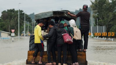 Тежките наводнения в Тайланд: Екипи хвърлят храна с дронове, хора се евакуират
