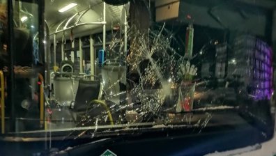 Вандал потроши автобус с пътници навръх Коледа в София (+СНИМКИ)