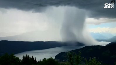Фотограф засне "цунами от небето" в Алпите
