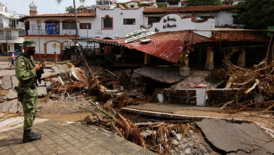 "Нора" помете крайбрежието на Мексико - отнесе къщи, електропроводи, дървета