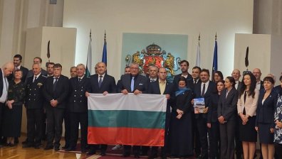 Радев връчи българския флаг на проф. Пимпирев и 34-ата ни полярна експедиция