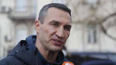 Владимир Кличко кацна в Германия, търси помощ за Украйна