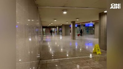 Заради снегa протече покривът на метростанция НДК