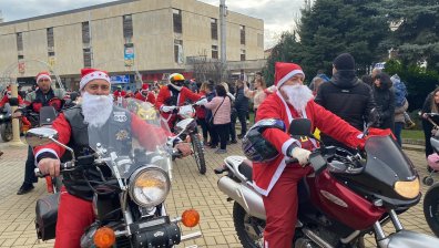 Над 200 мотористи зарадваха с лакомства на децата в Казанлък