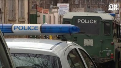 Автомобил бутна патрулиращ полицай на мотор в София