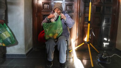 Топла храна за премръзнали бездомни хора в София