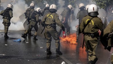 Евакуираха жителите на села в Гърция заради бушуващи горски пожари