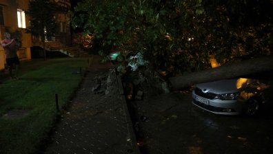 Мощна буря в Сърбия остави част от Нови Сад без ток, има и пострадали хора