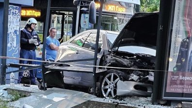 20-годишен шофьор заби колата си в спирка във Варна, четирима души са ранени