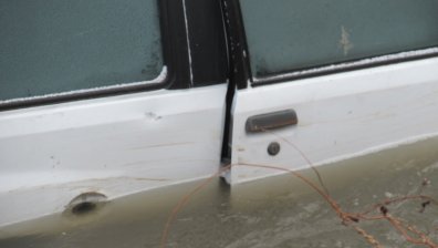 Кола излетя в коритото на река Места след катастрофа, трима души са пострадали