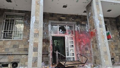Заради смъртта на Маги: Потрошиха входа на РПУ-то в Хасково, полицията разпръсна протестиращите