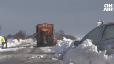 Две жертви на лошото време. Хора зарязват колите си в преспите, евакуират ги с тежка техника