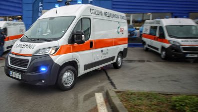 Микробус с деца и лека кола се удариха на пътя Русе - Варна