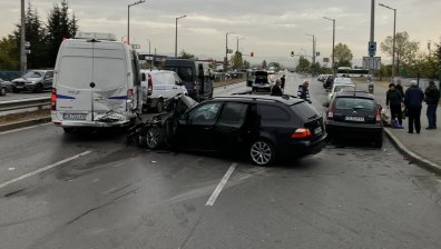 Верижна катастрофа в София с няколко ранени, движението е спряно