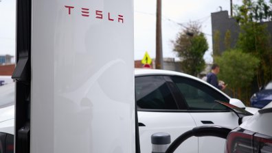 Защо Tesla реши да върне класическите мигачи на Model 3