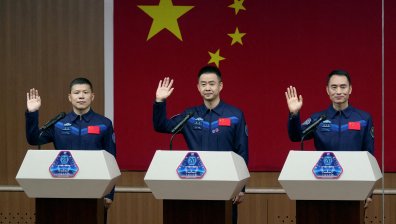 Китайските астронавти се завръщат на Земята след аварията в Космоса