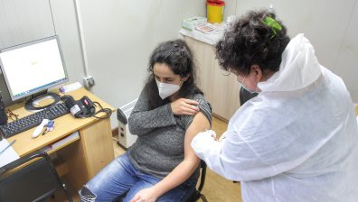 Липса на финансиране бави клиничните изпитвания на българската ваксина