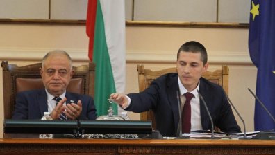 Скандали, физически сблъсъци и неприлични жестове белязаха краткия живот на 47-ото НС