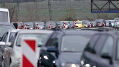 Засилен трафик: Над 400 000 автомобила се очаква да се върнат днес в София