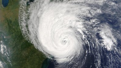 Хиляди евакуирани на Филипините заради най-мощната за годината буря