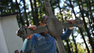 "От здравето по-важно няма": Вярата в чудото доведе хиляди в Кръстова гора