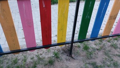 Детска площадка в София: Ограда без основа, опасни пейки, кошчетата пълни