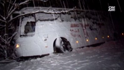 Пътнически автобус пропадна в канавка край Севлиево