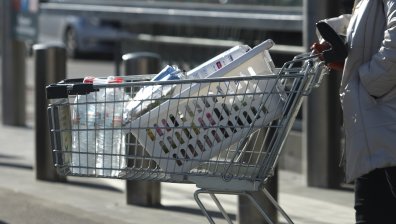 Мляко, захар, хляб - колко пестят гърците, като пазаруват от български магазини