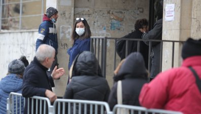 Дълги опашки се извиха пред централната на НОИ