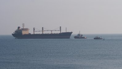 Изключително силен вятър във Варна, вълнението на морето затвори пристанището