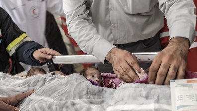 Тежък обстрел на Газа в очакване на примирие: Болници и лекари са пред колапс