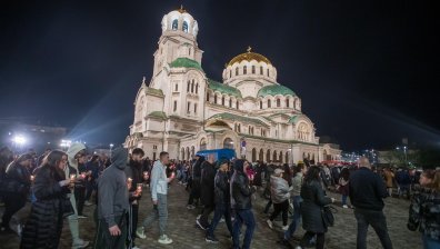 Пасхална радост изпълни сърцата на вярващите в катедралата "Св. Александър Невски"