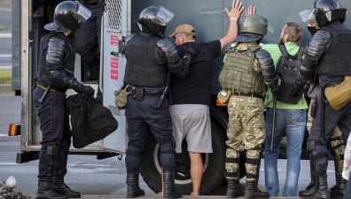 Починалият в Беларус млад мъж е бил държан с часове в полицейска кола