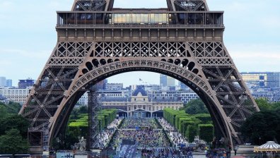 Айфеловата кула се готви да посрещне туристи отново от средата на юли