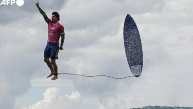 Перфектният кадър от Олимпиадата: Фотограф улови бразилски сърфист в уникална поза