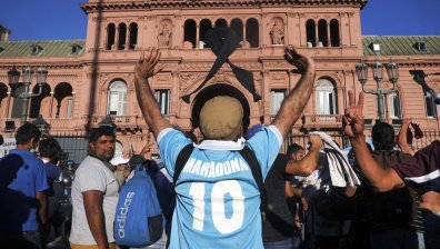 Два мистериозни сейфа на Марадона пристигнаха в Аржентина