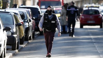 Трима души са арестувани след убийството на полицейска служителка във Франция