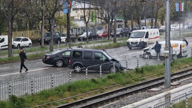 Катастрофа с три коли затруднява движението на булевард в София