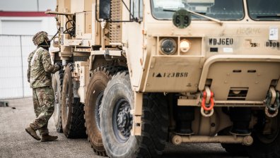 САЩ удариха военни складове с модерни оръжия в Йемен и Сирия