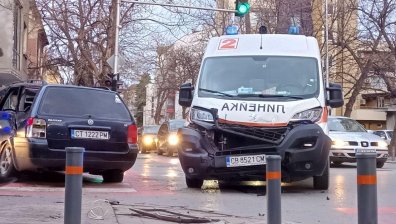 Катастрофа с пострадал в Стара Загора, удариха се две коли и линейка
