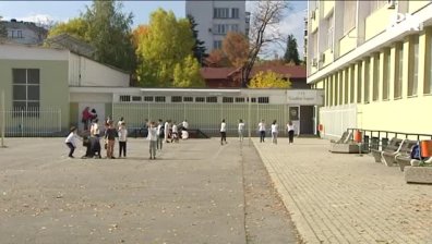 Мият дворове и обновяват пешеходни пътеки до училища и детски градини в София