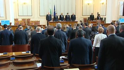 НС почете паметта на жертвите във Франция с едноминутно мълчание