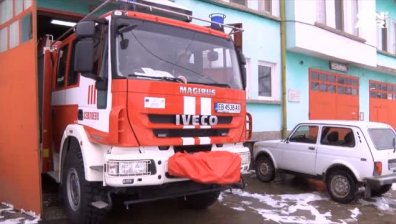 Пожарникари спасиха деца от закъсал автобус