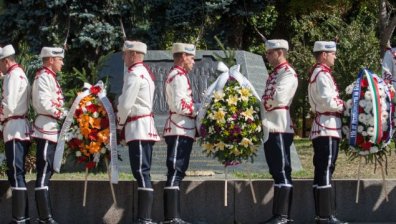 Десетки се стекоха към Паметника на Независимостта, за да поднесат цветя